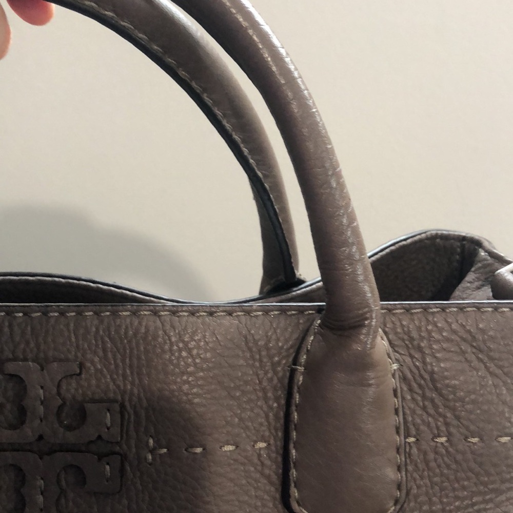 Tory Burch McGraw Purse!! Gently used! All tags and dust bag included! - Picture 10 of 15
